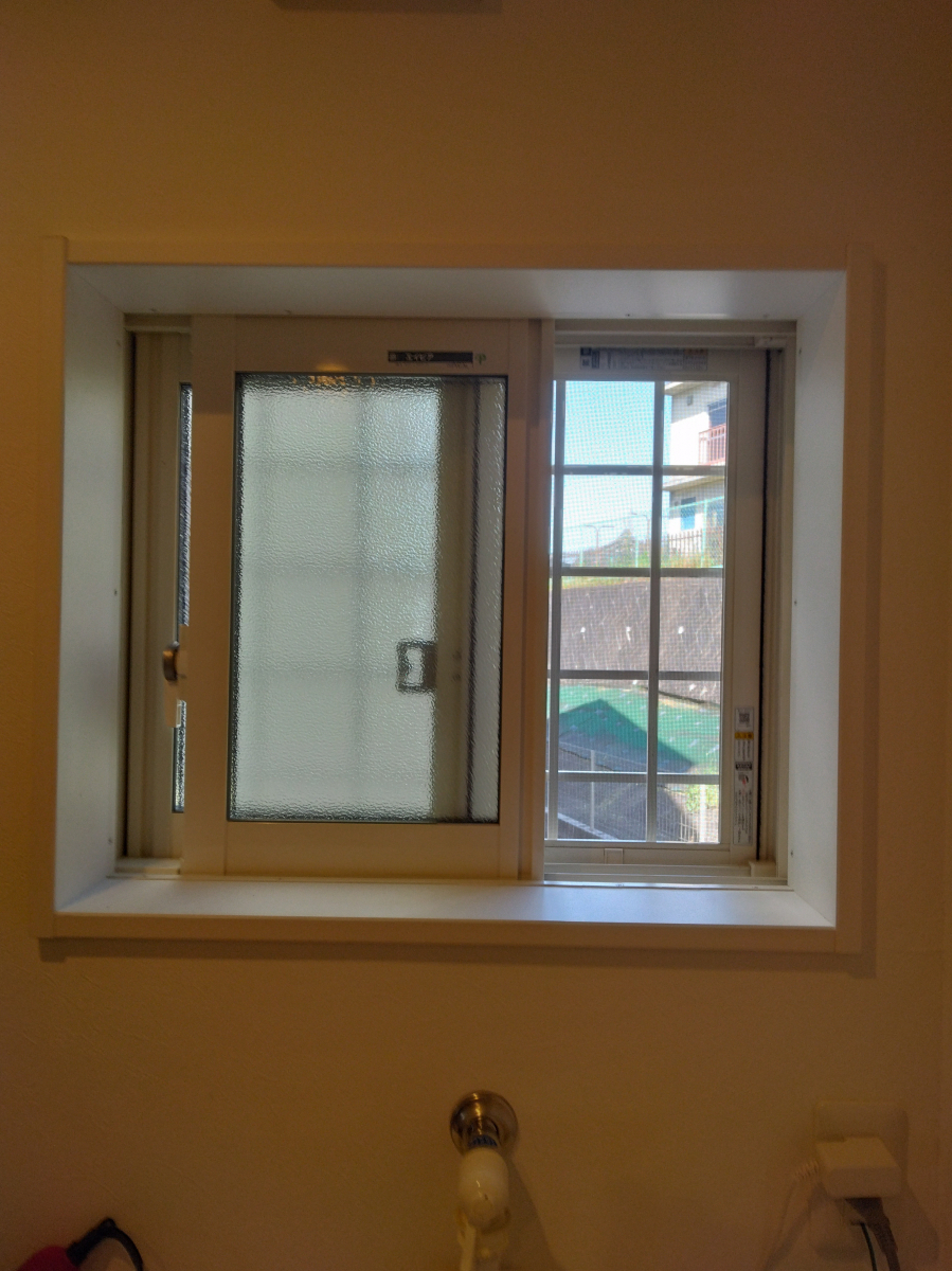 小島硝子の浴室と洗面所の断熱対策に、内窓を設置して断熱効果UP！の施工前の写真2
