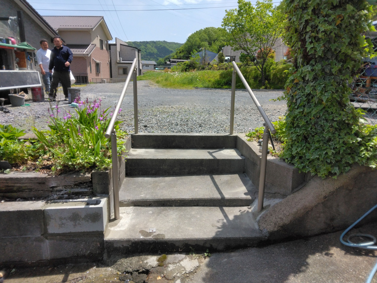 小島硝子の階段に手摺を設置して安全対策。の施工後の写真1