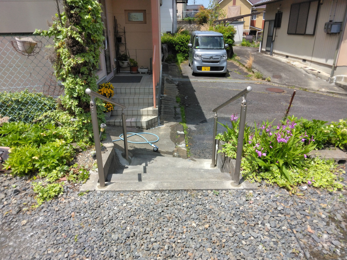小島硝子の階段に手摺を設置して安全対策。の施工後の写真2