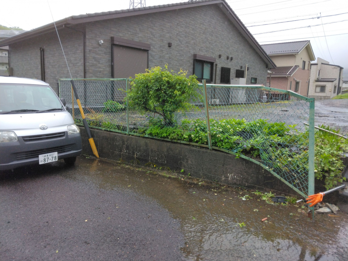 小島硝子の自動車事故によるネットフェンス交換工事。の施工前の写真1