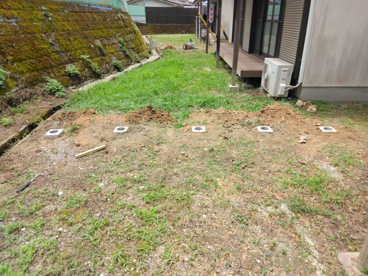 小島硝子のプライバシー保護の為、目隠しフェンスを設置。の施工前の写真3