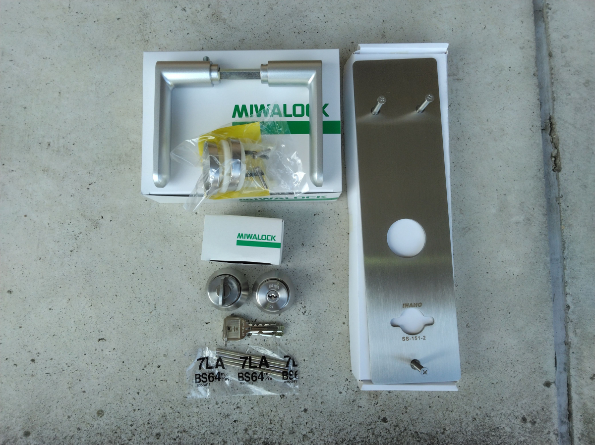 小島硝子のMIWA MC25カードロックをレバーハンドル錠に交換。の施工前の写真3