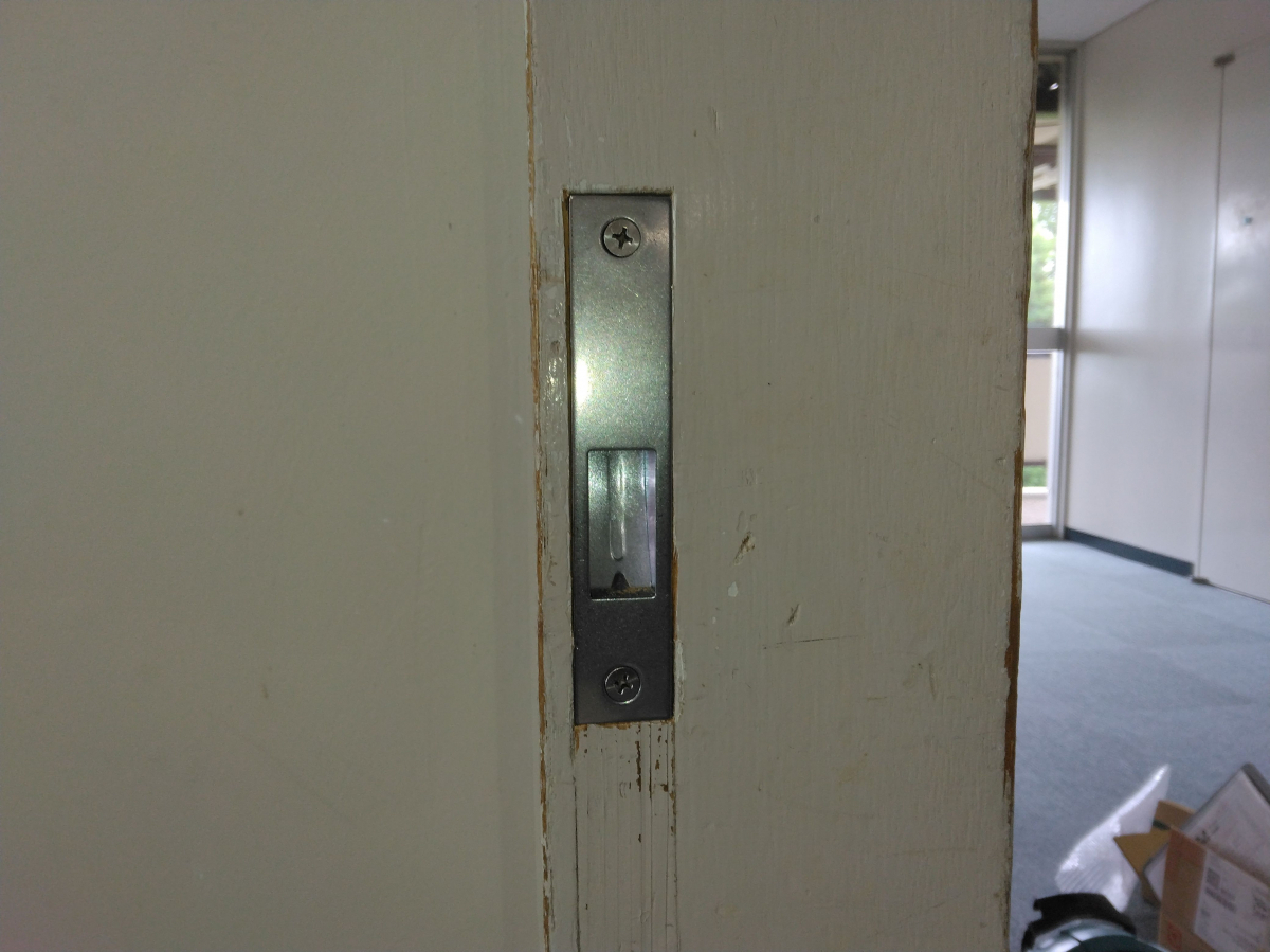 小島硝子の古くて使用しずらい引戸錠を、MIWAロックFG3-1に交換工事。の施工後の写真2