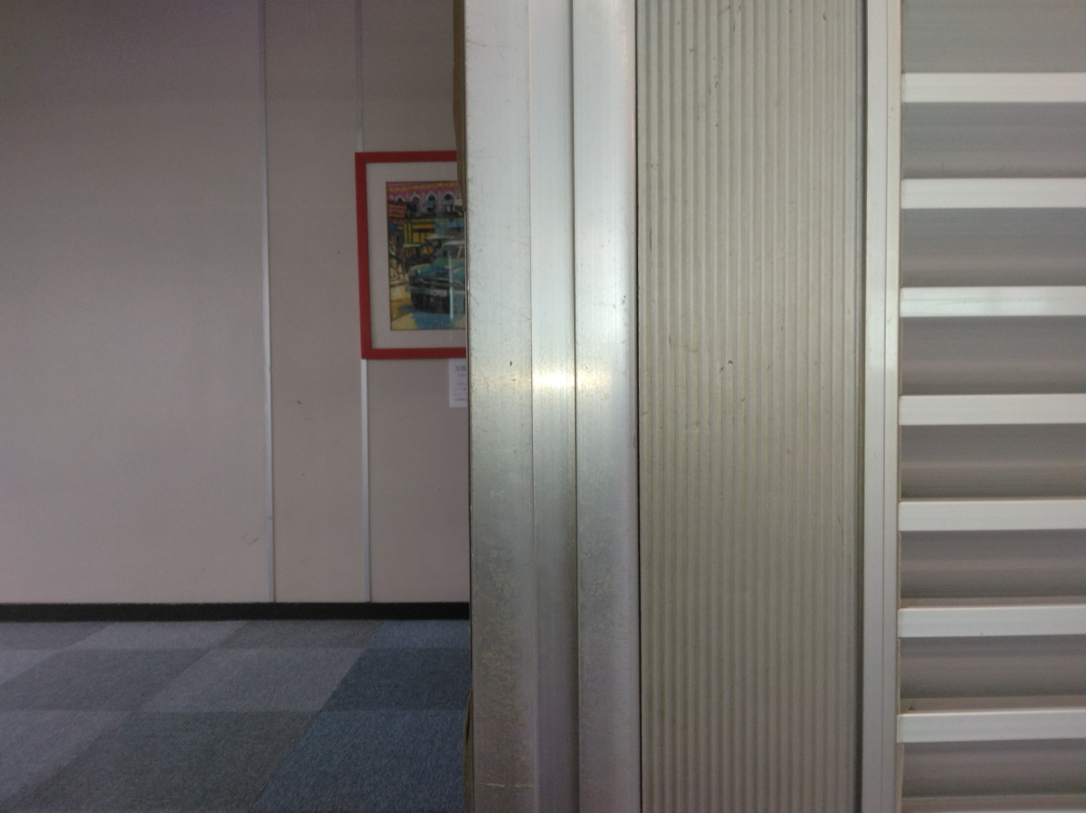小島硝子の古くて使用しずらい引戸錠を、MIWAロックFG3-1に交換工事。の施工前の写真3