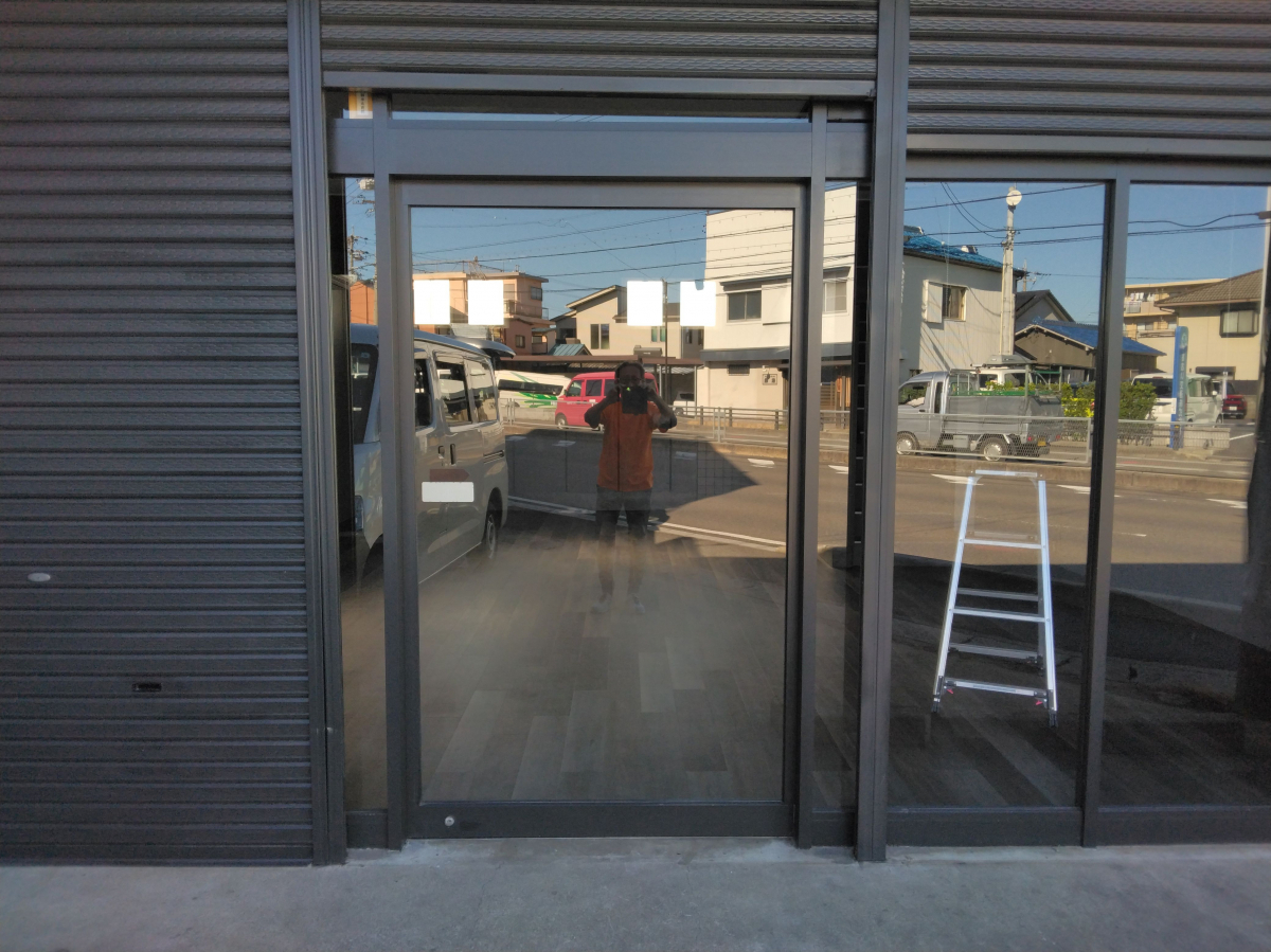 小島硝子の老朽化した自動ドアを手動式に加工・修理。の施工前の写真1