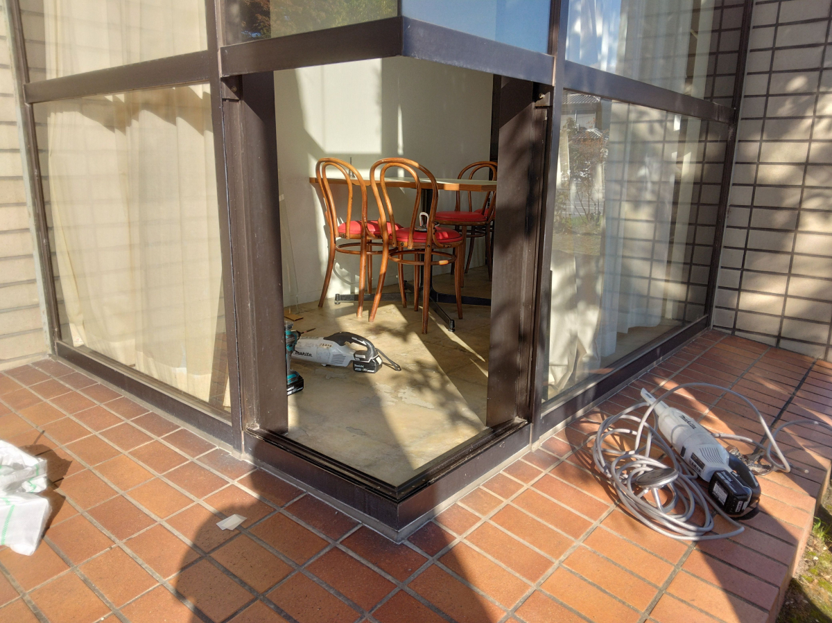 小島硝子のｺｰﾅｰ窓の突合せ部分の硝子取替工事。の施工後の写真1