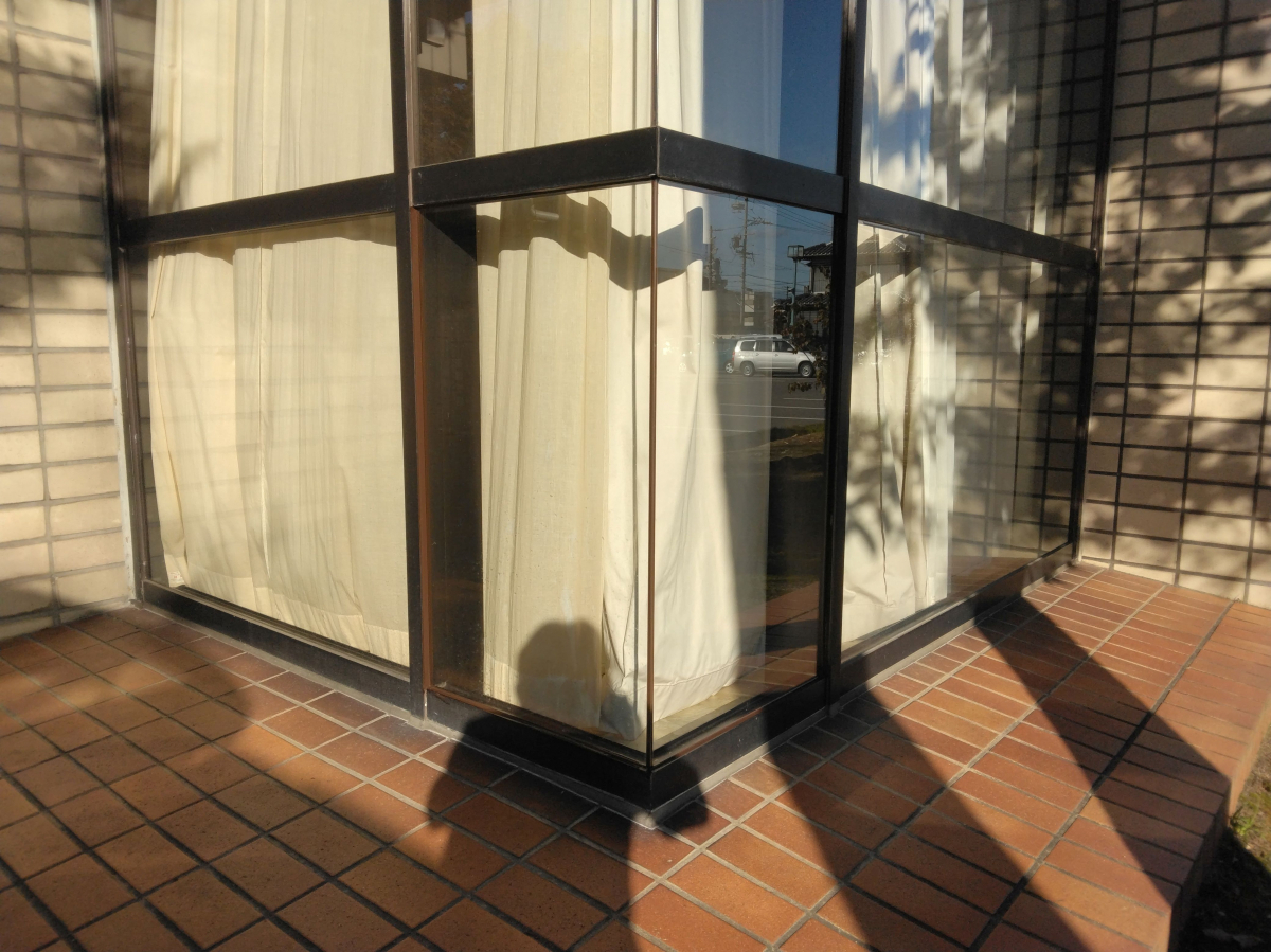 小島硝子のｺｰﾅｰ窓の突合せ部分の硝子取替工事。の施工後の写真3