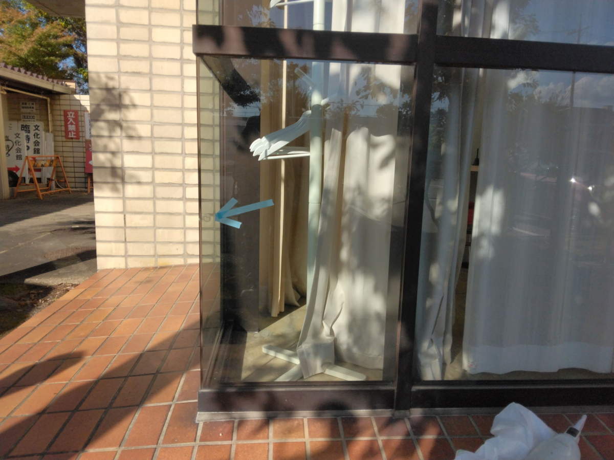 小島硝子のｺｰﾅｰ窓の突合せ部分の硝子取替工事。の施工前の写真2