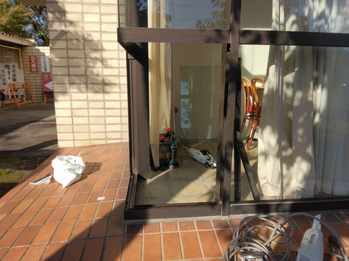 小島硝子のｺｰﾅｰ窓の突合せ部分の硝子取替工事。の施工前の写真3
