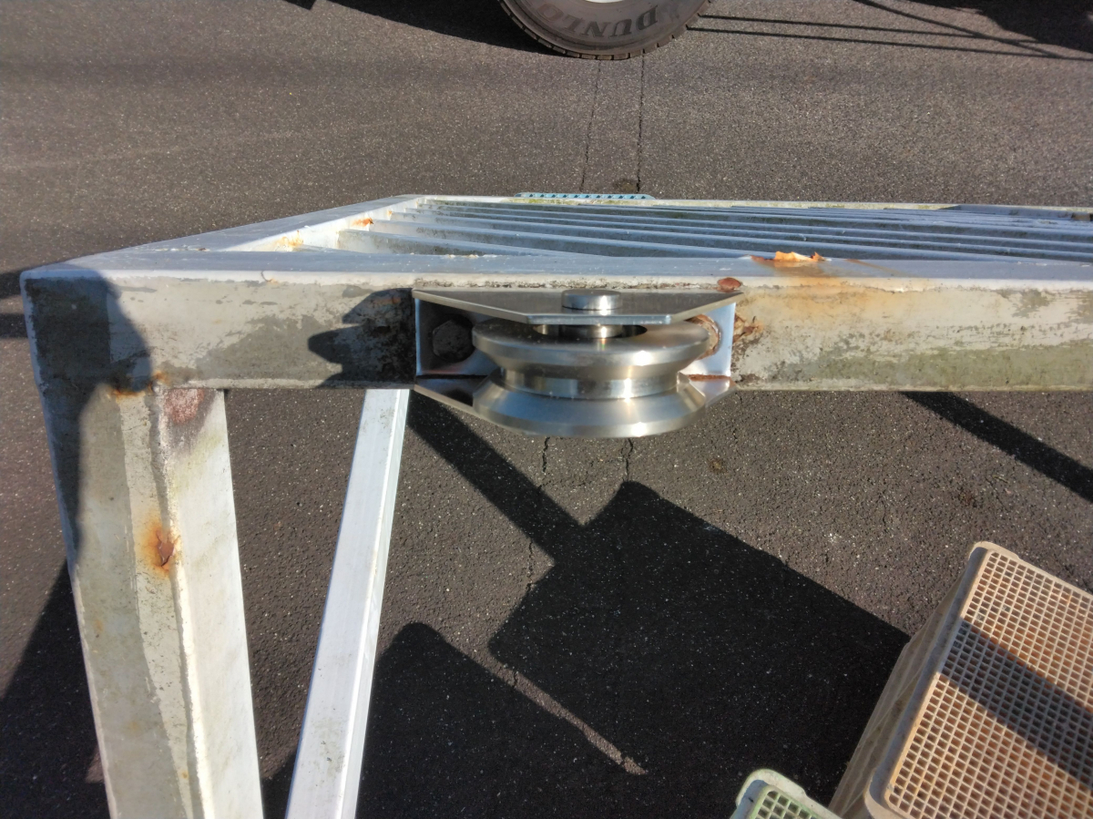 小島硝子の経年劣化で開閉操作が重くなった門扉の戸車を交換工事。の施工後の写真1