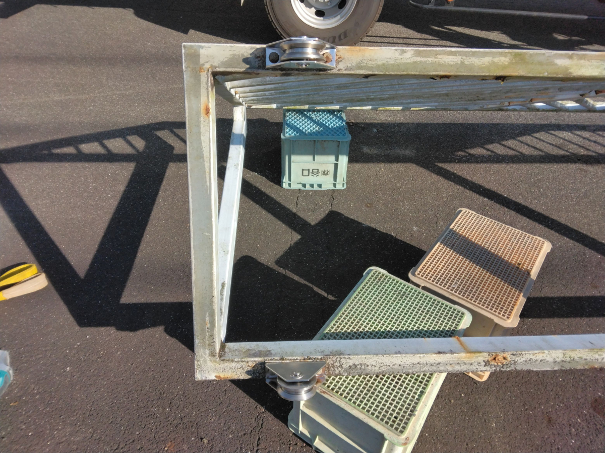 小島硝子の経年劣化で開閉操作が重くなった門扉の戸車を交換工事。の施工後の写真2