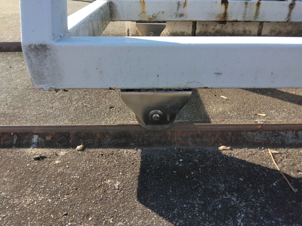 小島硝子の経年劣化で開閉操作が重くなった門扉の戸車を交換工事。の施工後の写真3