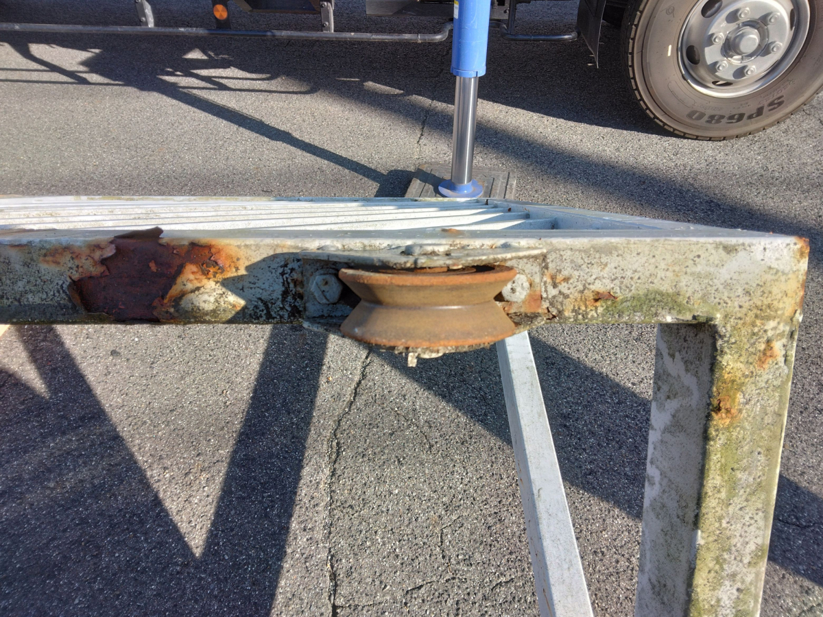 小島硝子の経年劣化で開閉操作が重くなった門扉の戸車を交換工事。の施工前の写真1