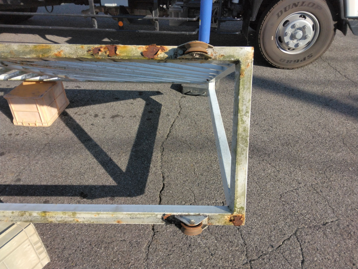 小島硝子の経年劣化で開閉操作が重くなった門扉の戸車を交換工事。の施工前の写真2