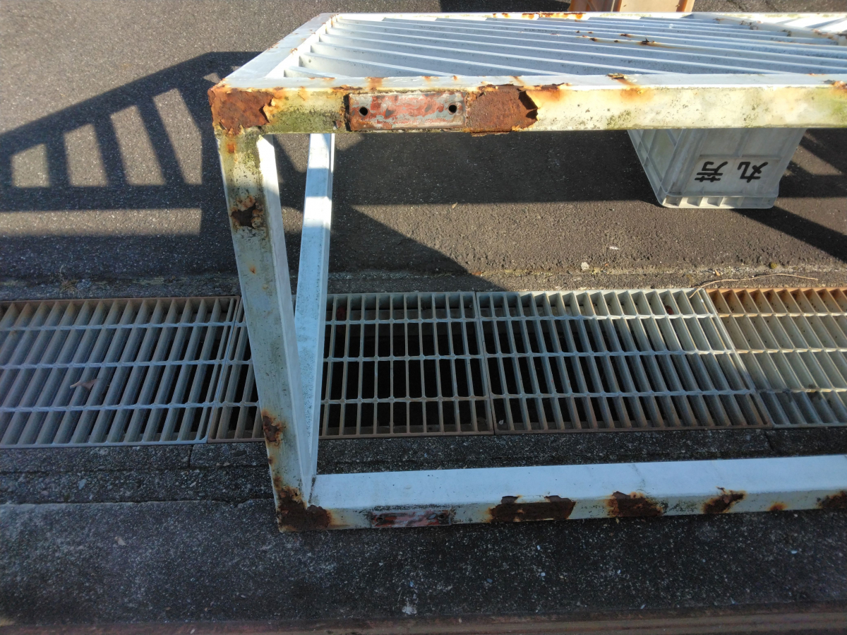 小島硝子の経年劣化で開閉操作が重くなった門扉の戸車を交換工事。の施工前の写真3