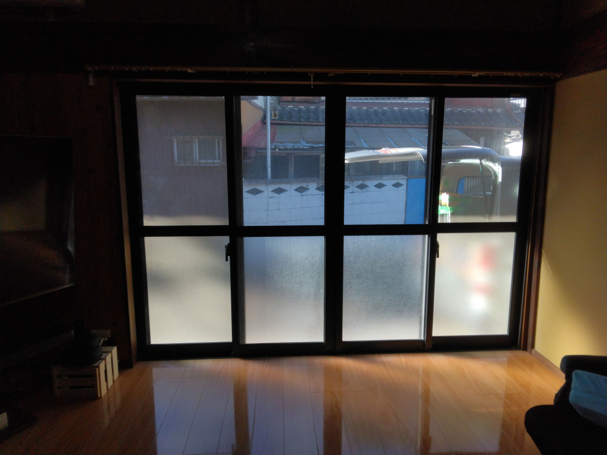小島硝子のリビングの南面にインプラスを設置。の施工前の写真1