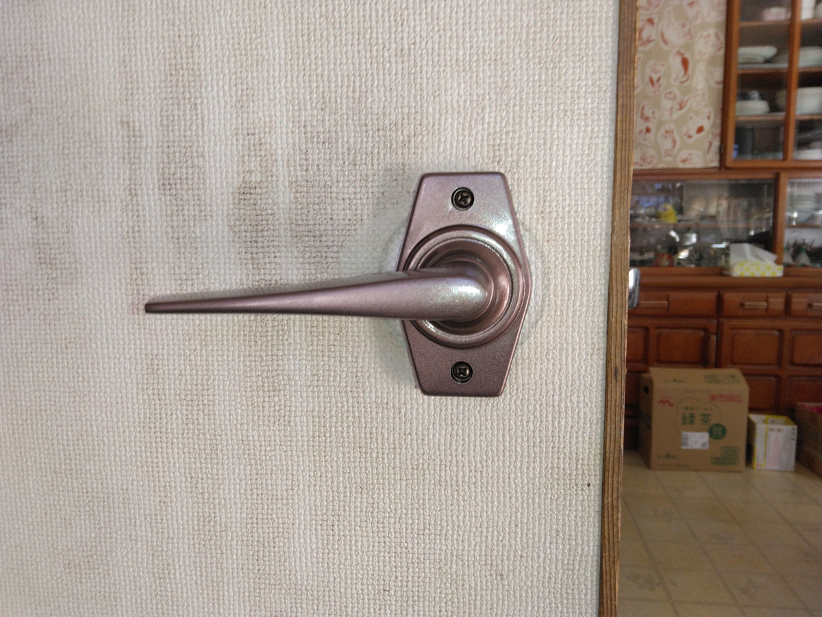 小島硝子の握り玉空錠を、ﾚﾊﾞｰﾊﾝﾄﾞﾙ空錠に取替。の施工後の写真2