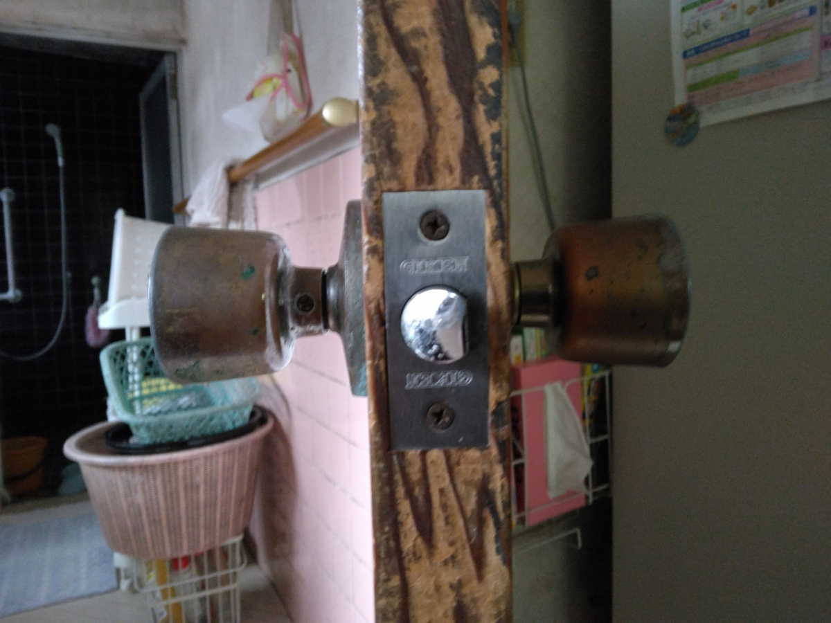 小島硝子の握り玉空錠を、ﾚﾊﾞｰﾊﾝﾄﾞﾙ空錠に取替。の施工前の写真1