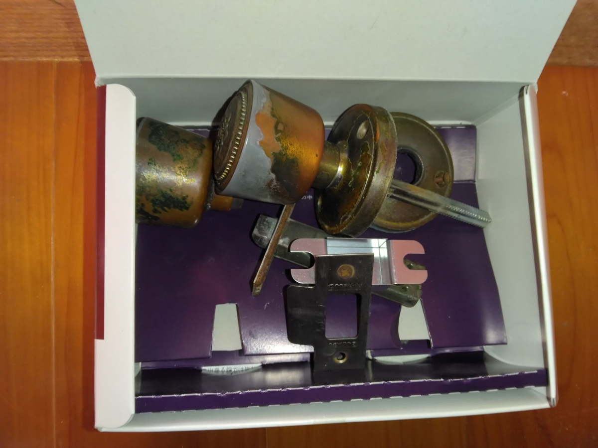 小島硝子の握り玉空錠を、ﾚﾊﾞｰﾊﾝﾄﾞﾙ空錠に取替。の施工前の写真3