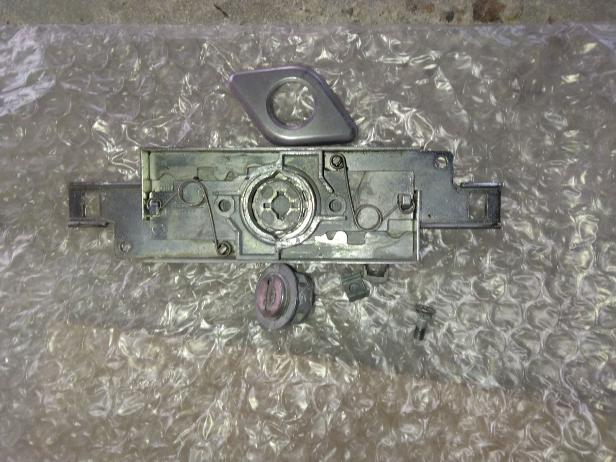 小島硝子の物置のｼｬｯﾀｰ錠交換工事。の施工後の写真3