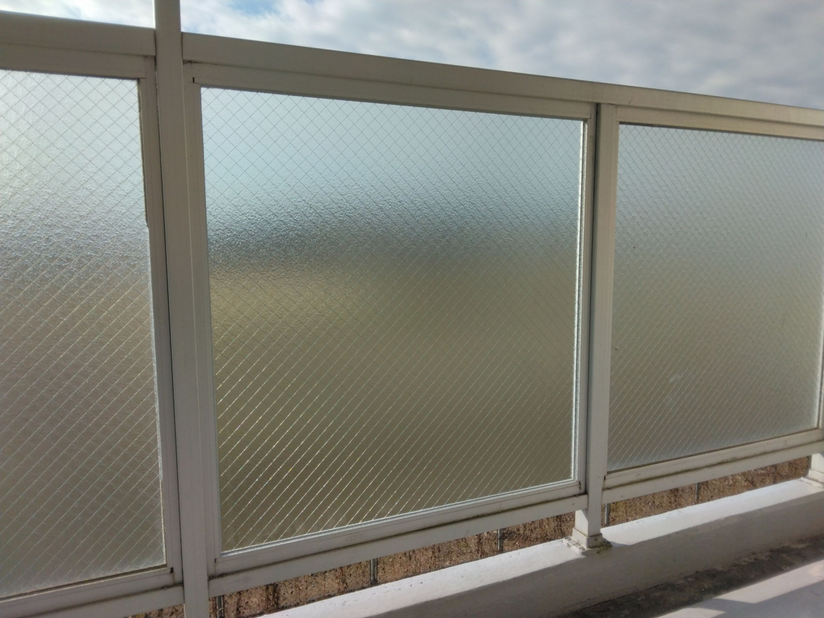 小島硝子のベランダ手摺の網入り型板硝子を取替。の施工後の写真2