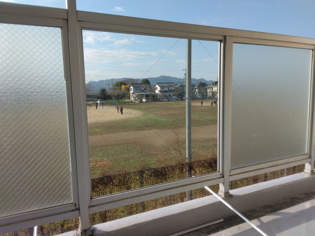 小島硝子のベランダ手摺の網入り型板硝子を取替。の施工前の写真2