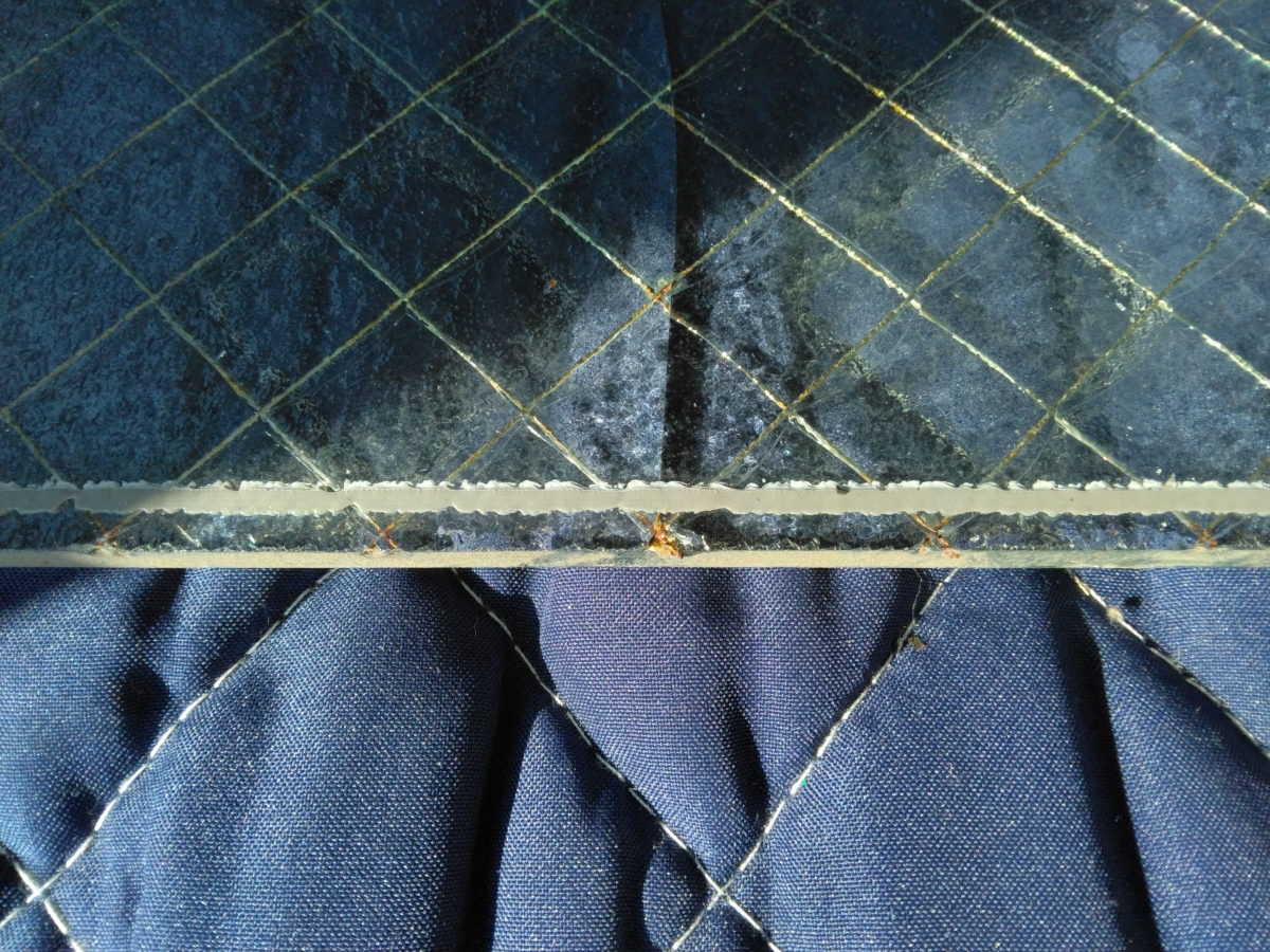 小島硝子のベランダ手摺の網入り型板硝子を取替。の施工前の写真3