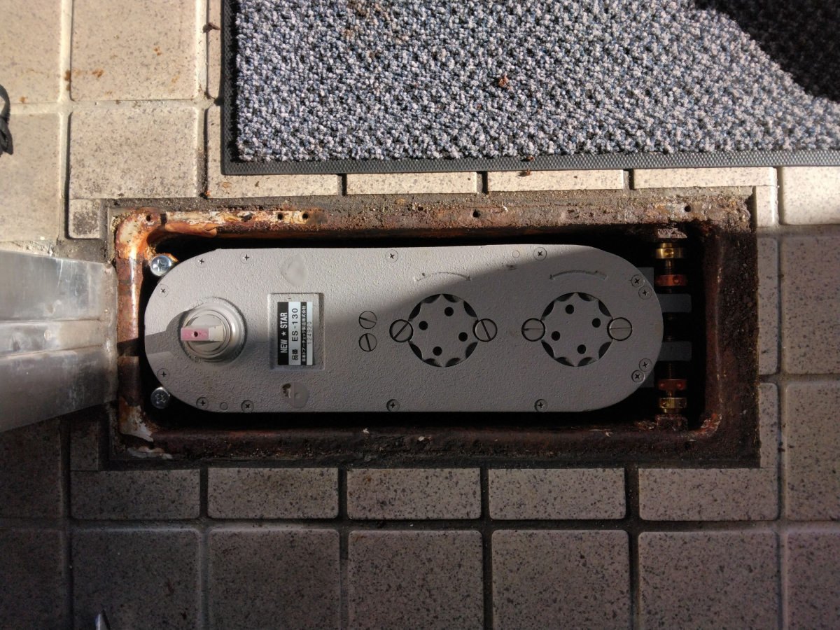 小島硝子の開閉動作が困難になったﾌﾛｱｰﾋﾝｼﾞを交換。の施工後の写真2