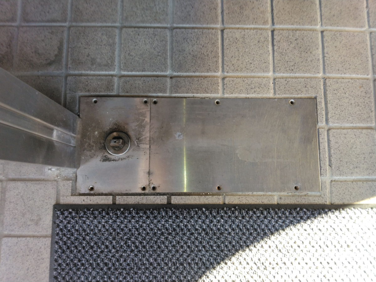 小島硝子の開閉動作が困難になったﾌﾛｱｰﾋﾝｼﾞを交換。の施工前の写真1