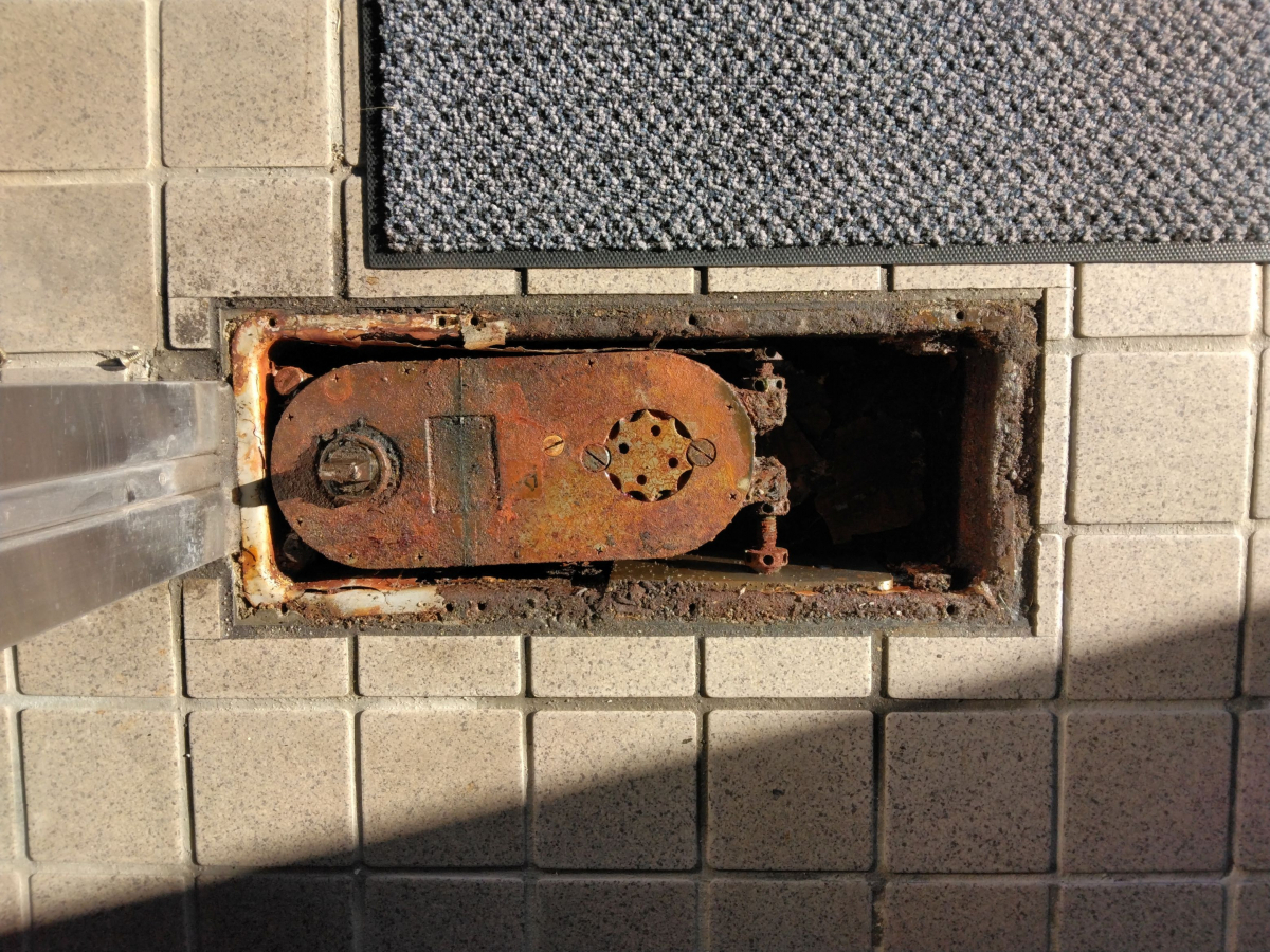 小島硝子の開閉動作が困難になったﾌﾛｱｰﾋﾝｼﾞを交換。の施工前の写真2