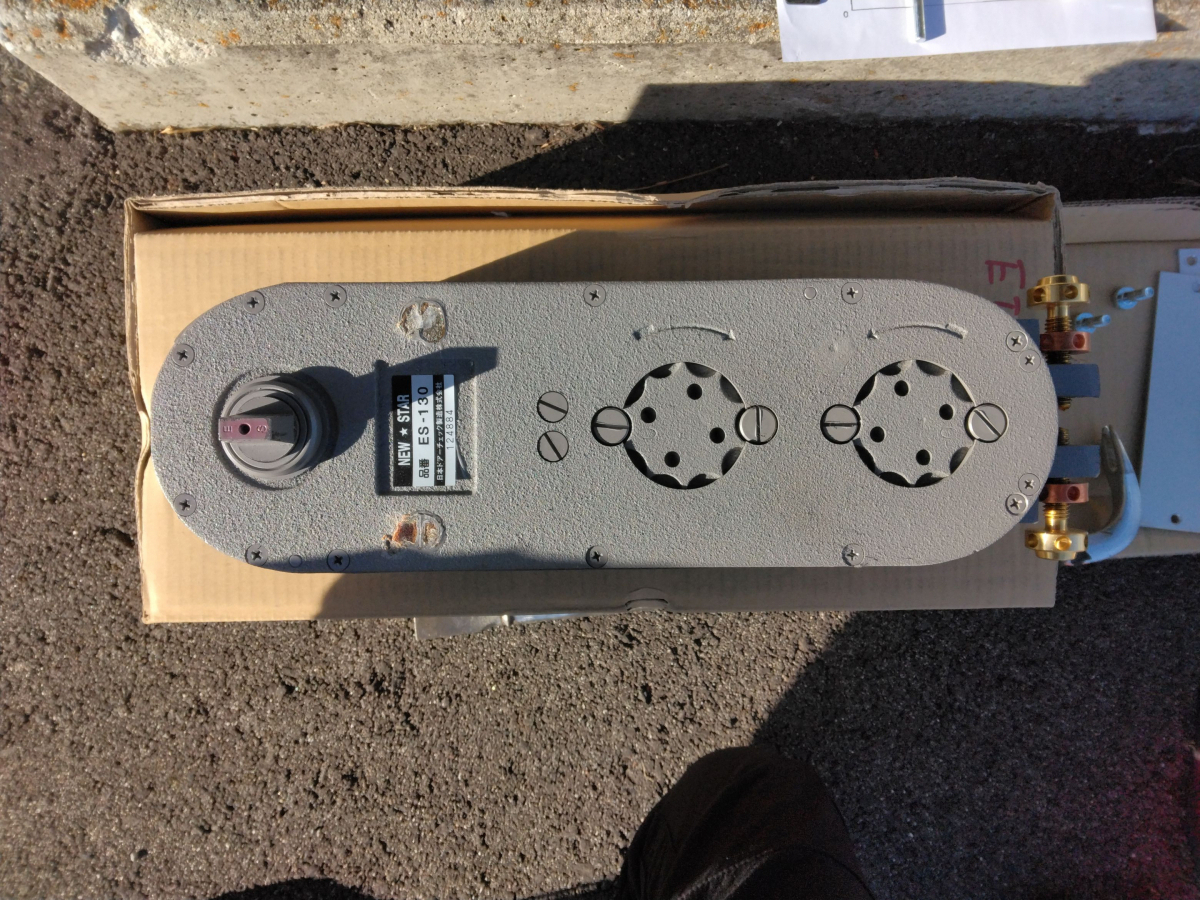 小島硝子の開閉動作が困難になったﾌﾛｱｰﾋﾝｼﾞを交換。の施工前の写真3