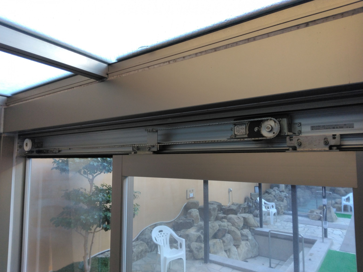 小島硝子の油圧式スライドクローザが故障したので交換工事。の施工後の写真3