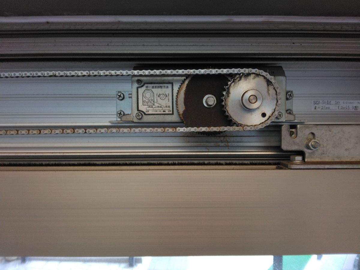 小島硝子の油圧式スライドクローザが故障したので交換工事。の施工前の写真2