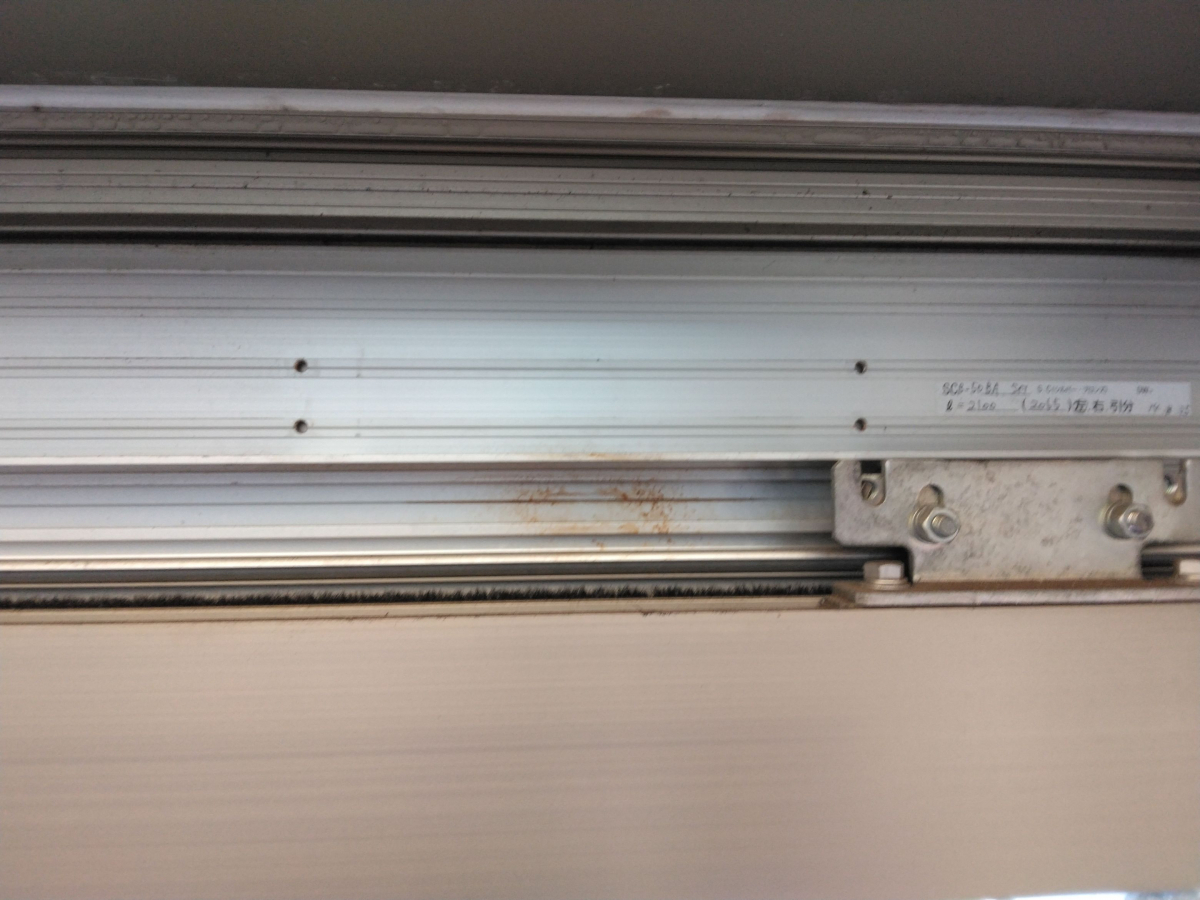 小島硝子の油圧式スライドクローザが故障したので交換工事。の施工前の写真3