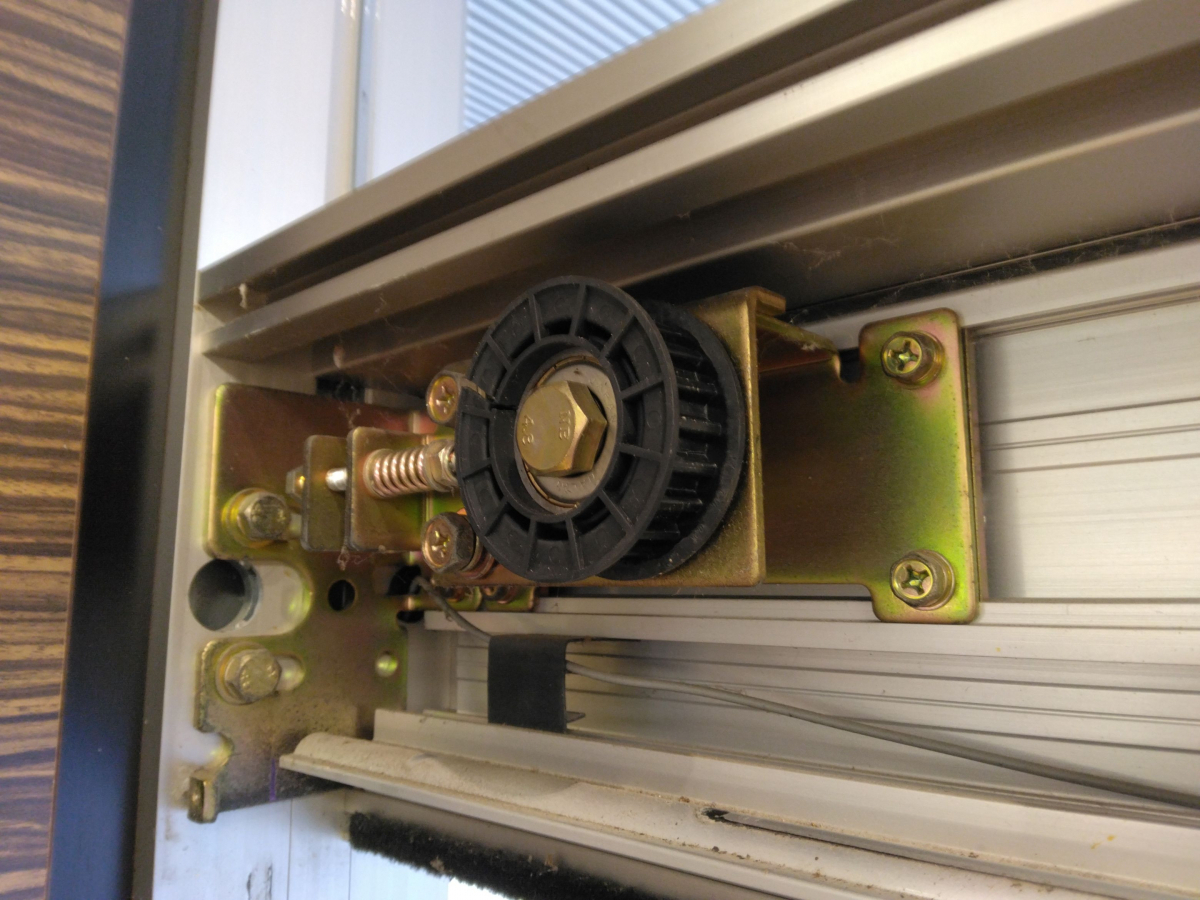 小島硝子のYKK自動扉の従動ﾌﾟｰﾘｰを交換。の施工前の写真3