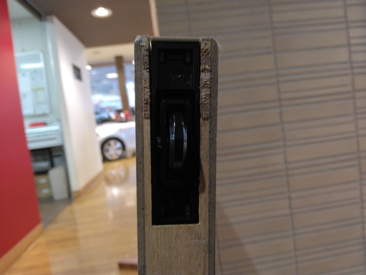 小島硝子のYKK室内引戸ﾗﾌｫﾚｽﾀの戸車を交換。の施工後の写真1