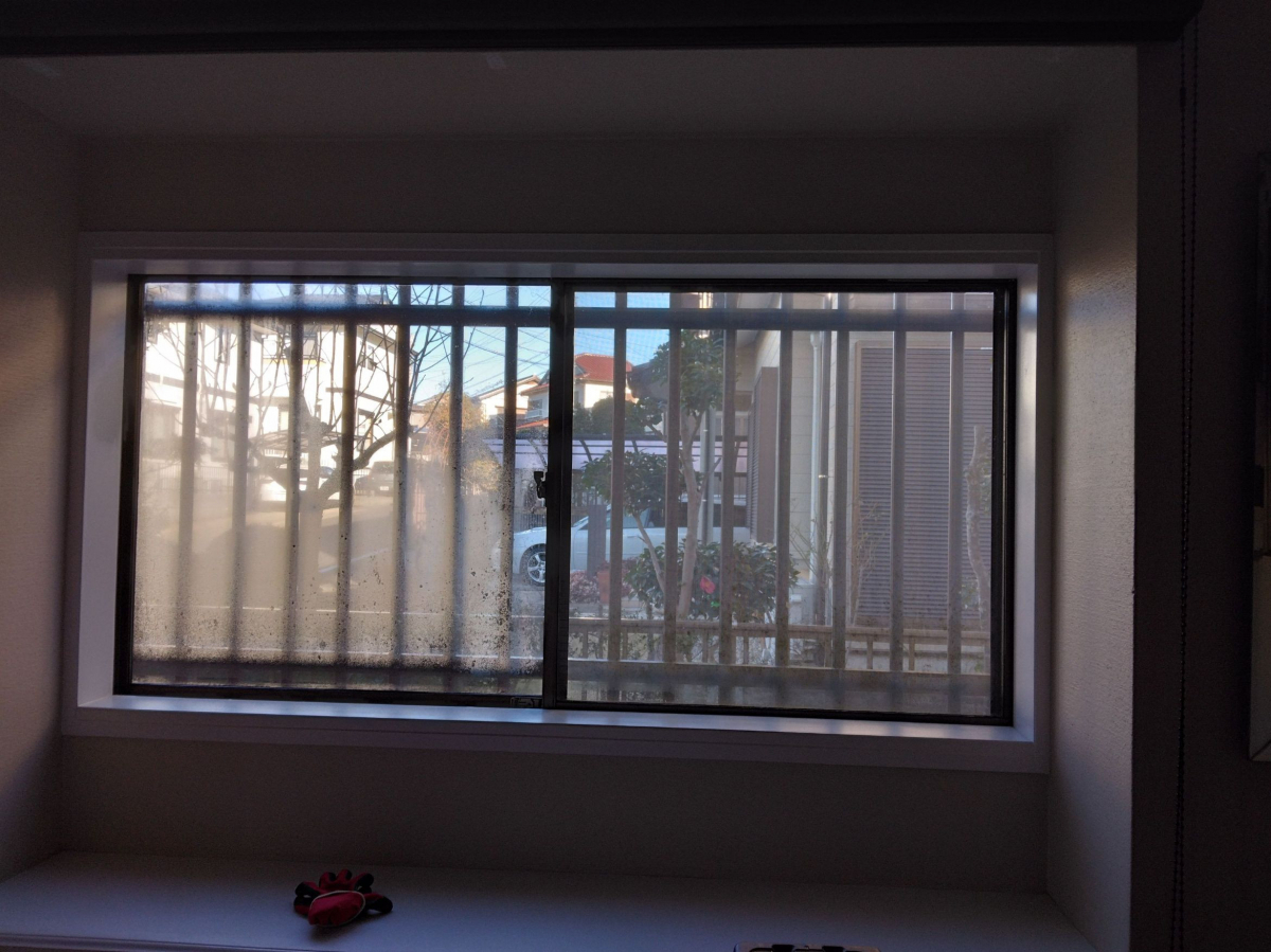 小島硝子の北面に付いている窓に内窓を設置して断熱効果UP。の施工前の写真1