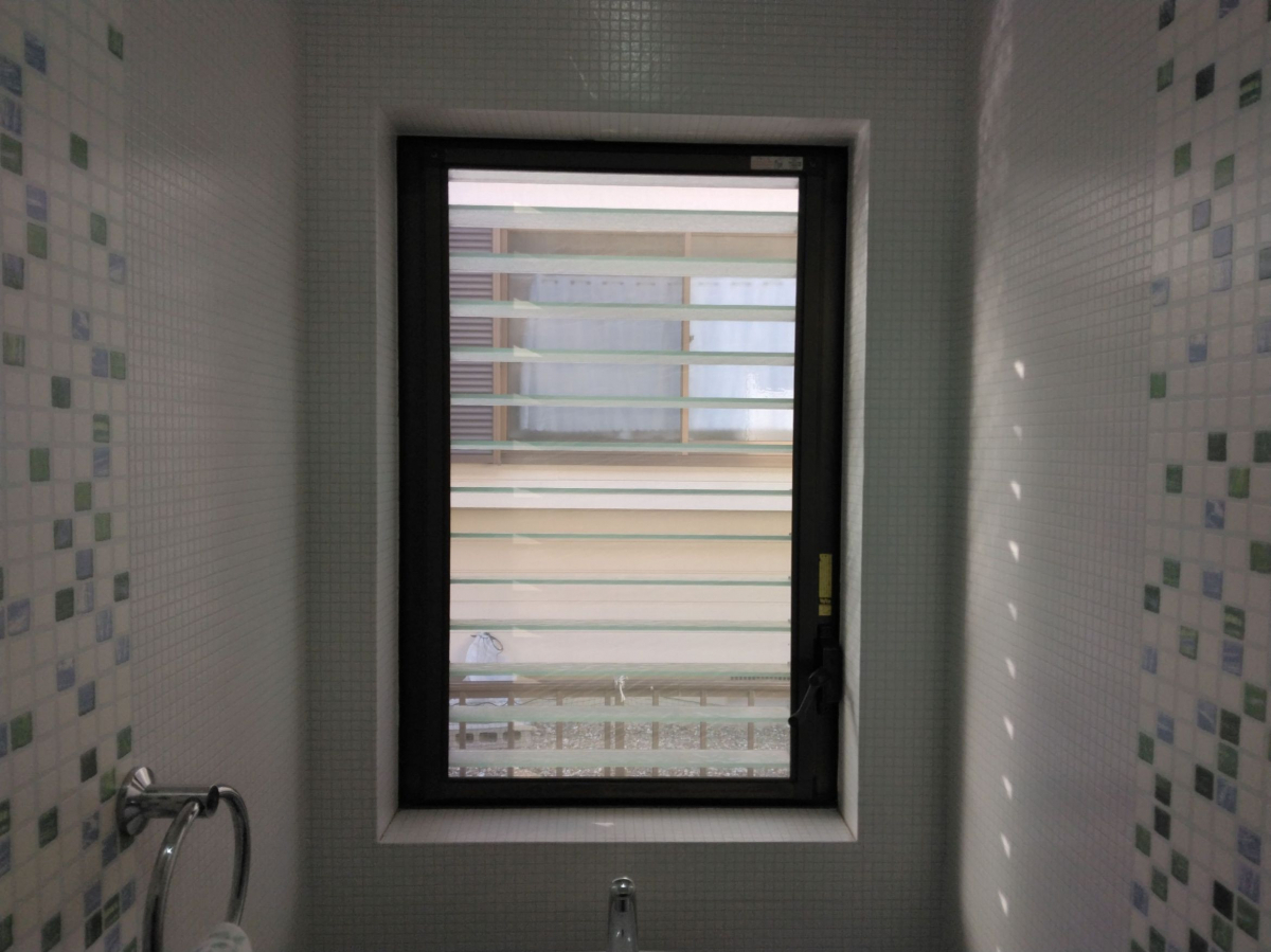 小島硝子の北面に付いている窓に内窓を設置して断熱効果UP。の施工前の写真3