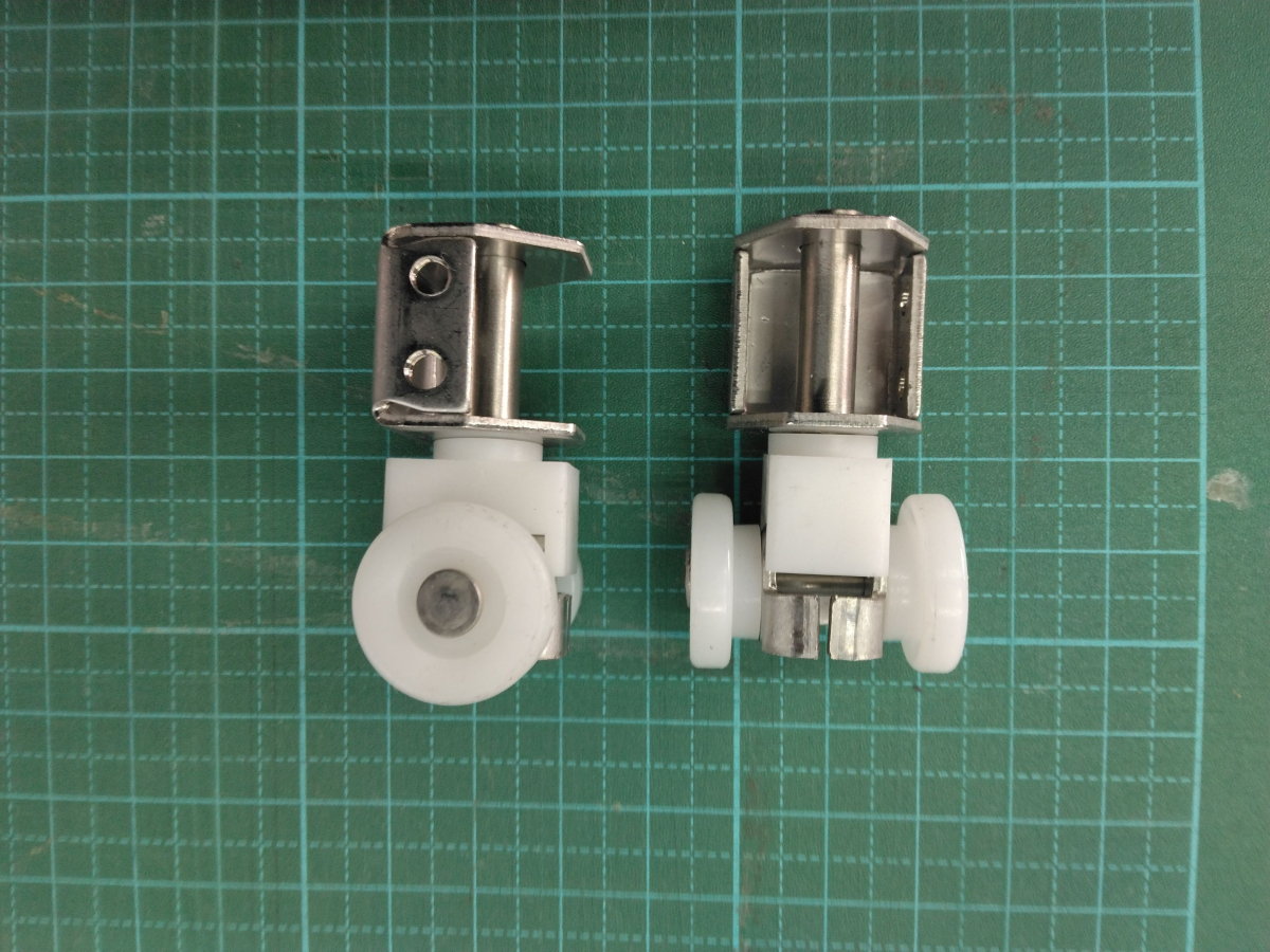 小島硝子の浴室折れ戸の吊り車を交換。の施工後の写真1