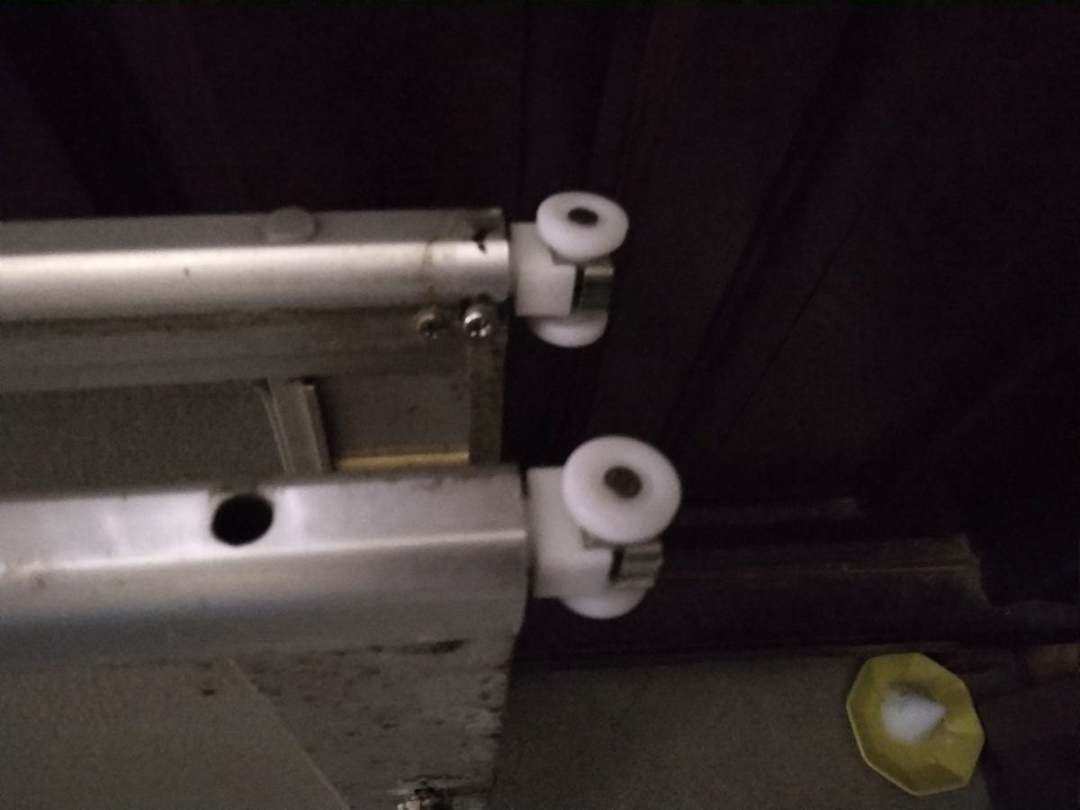 小島硝子の浴室折れ戸の吊り車を交換。の施工後の写真2