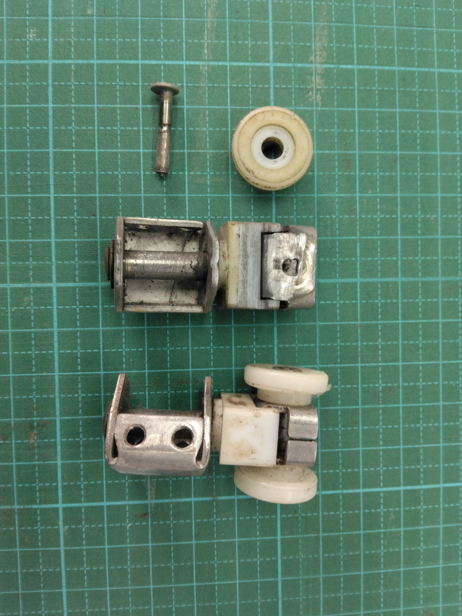 小島硝子の浴室折れ戸の吊り車を交換。の施工前の写真1