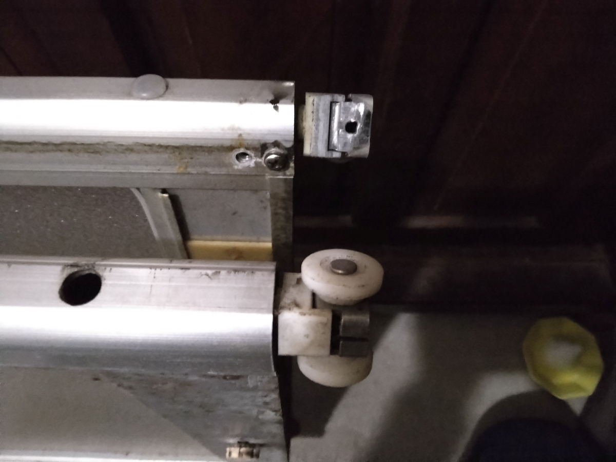 小島硝子の浴室折れ戸の吊り車を交換。の施工前の写真2