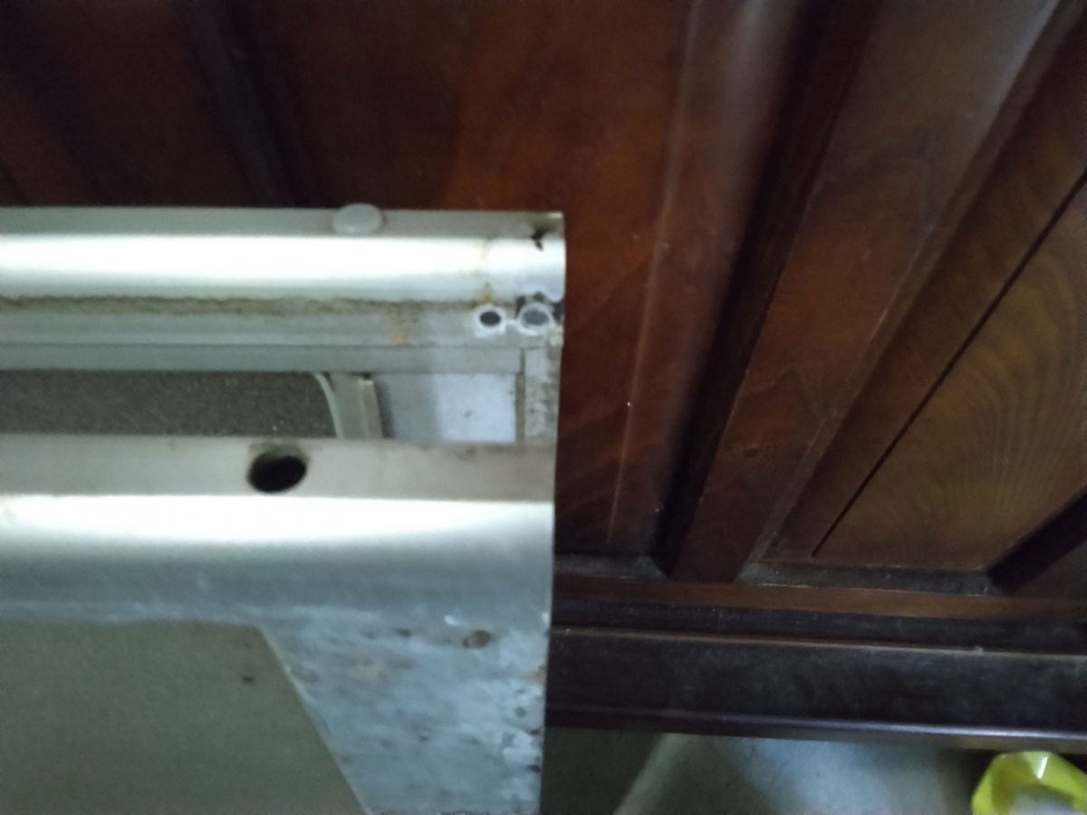 小島硝子の浴室折れ戸の吊り車を交換。の施工前の写真3