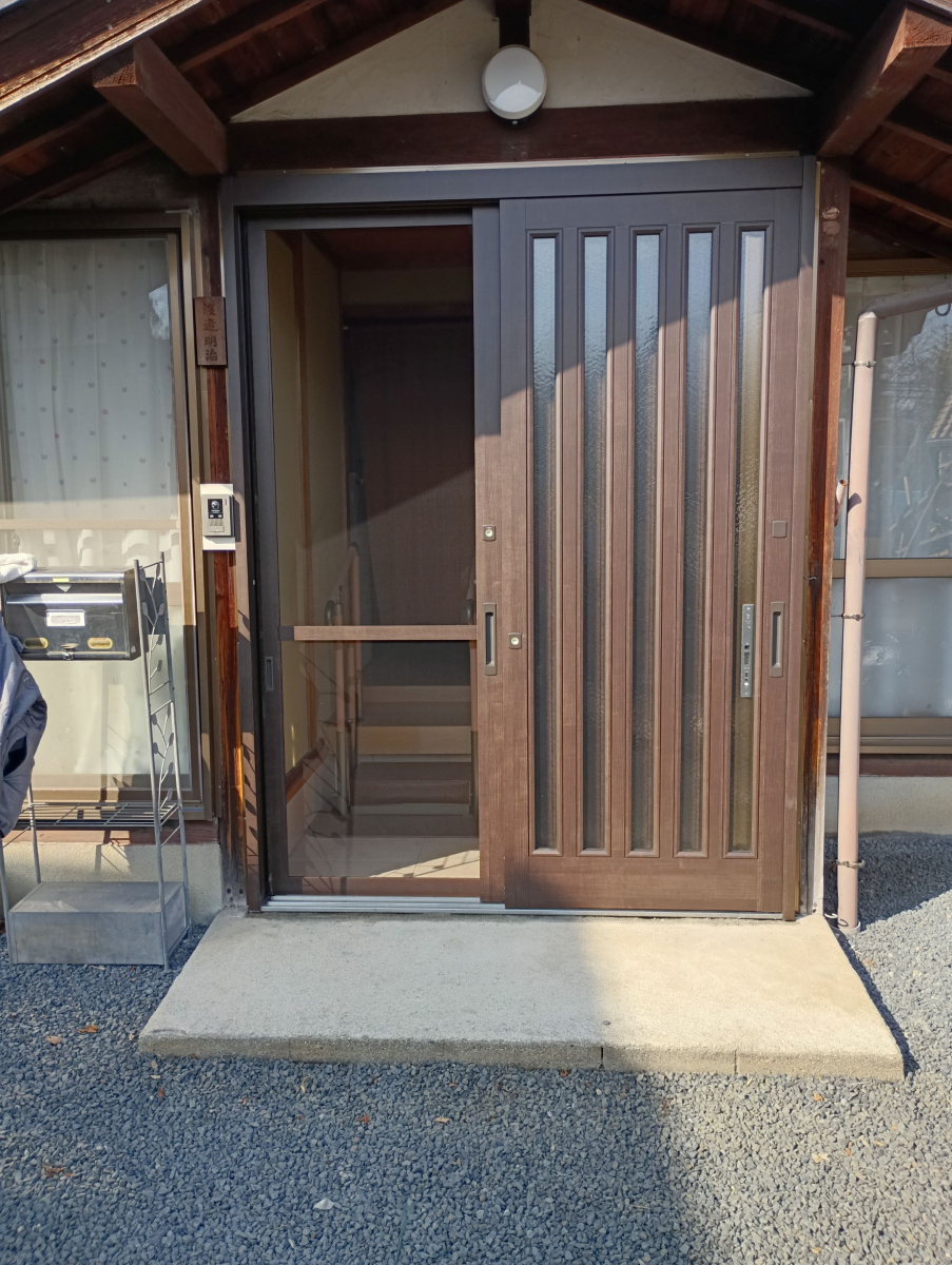 小島硝子の老朽化した玄関引戸を交換工事。の施工後の写真1