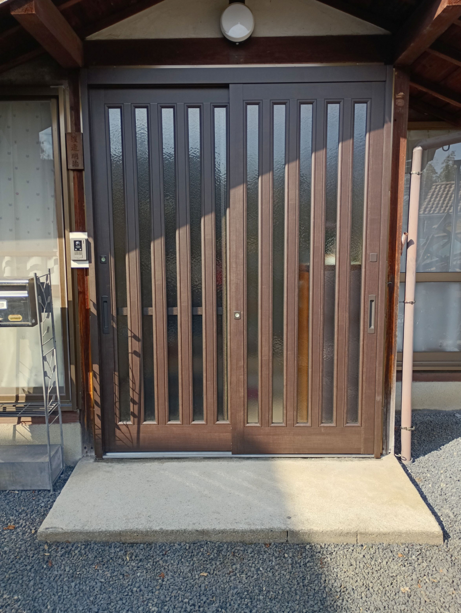 小島硝子の老朽化した玄関引戸を交換工事。の施工後の写真2