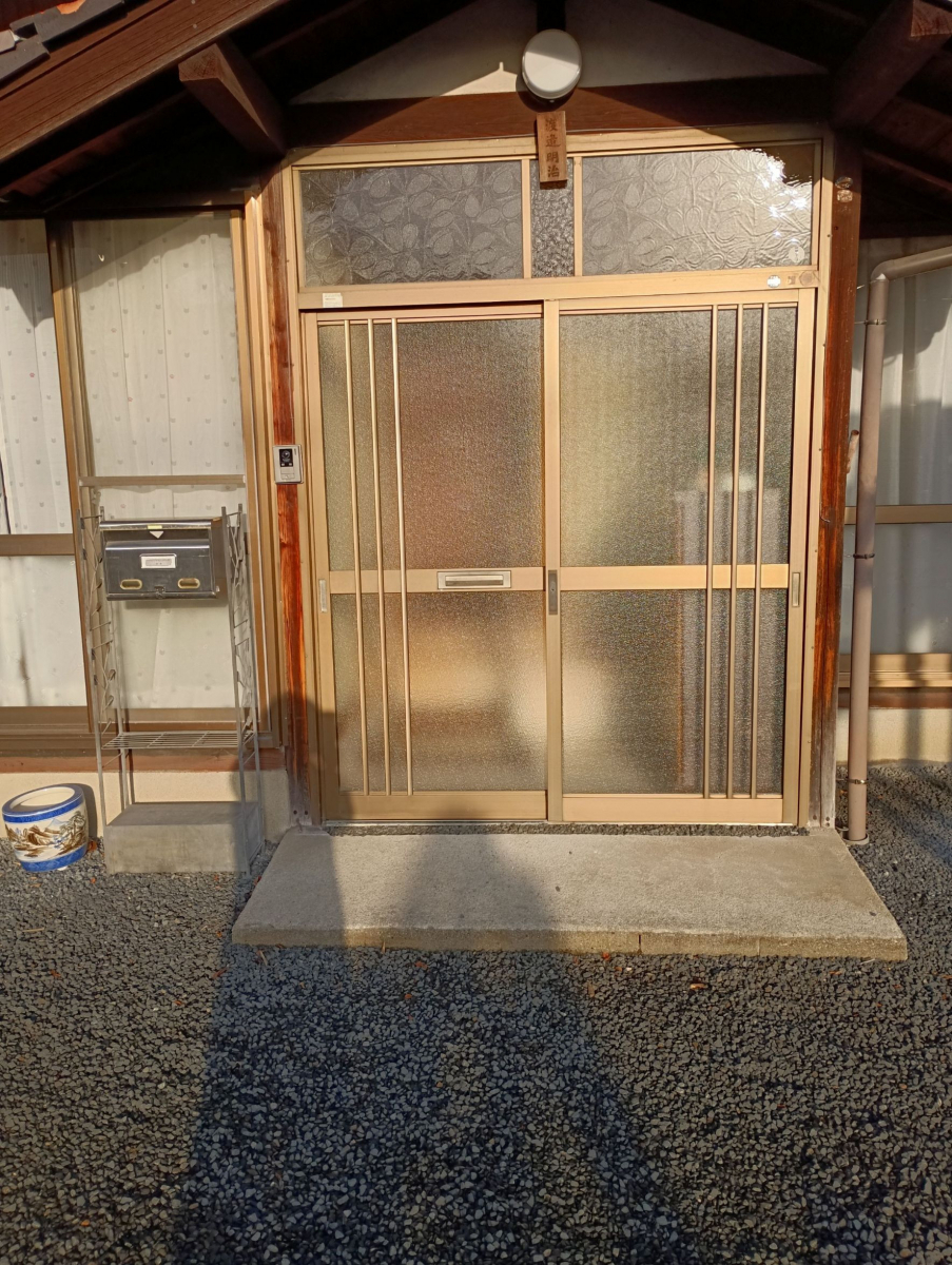 小島硝子の老朽化した玄関引戸を交換工事。の施工前の写真1