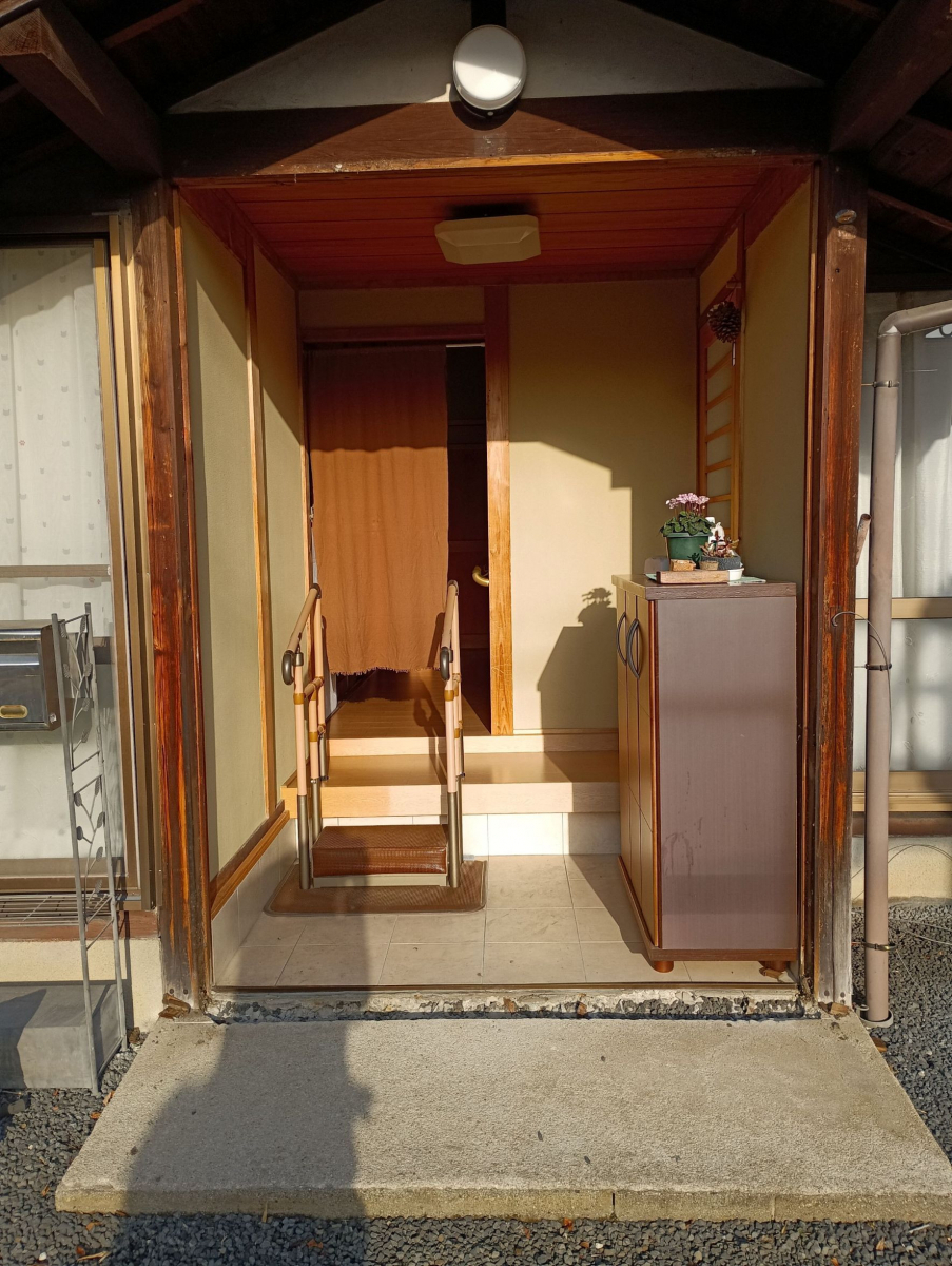 小島硝子の老朽化した玄関引戸を交換工事。の施工前の写真2