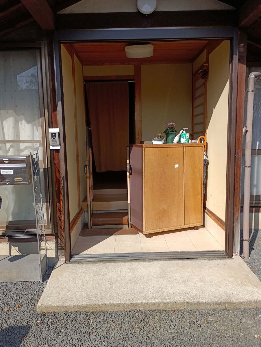 小島硝子の老朽化した玄関引戸を交換工事。の施工前の写真3