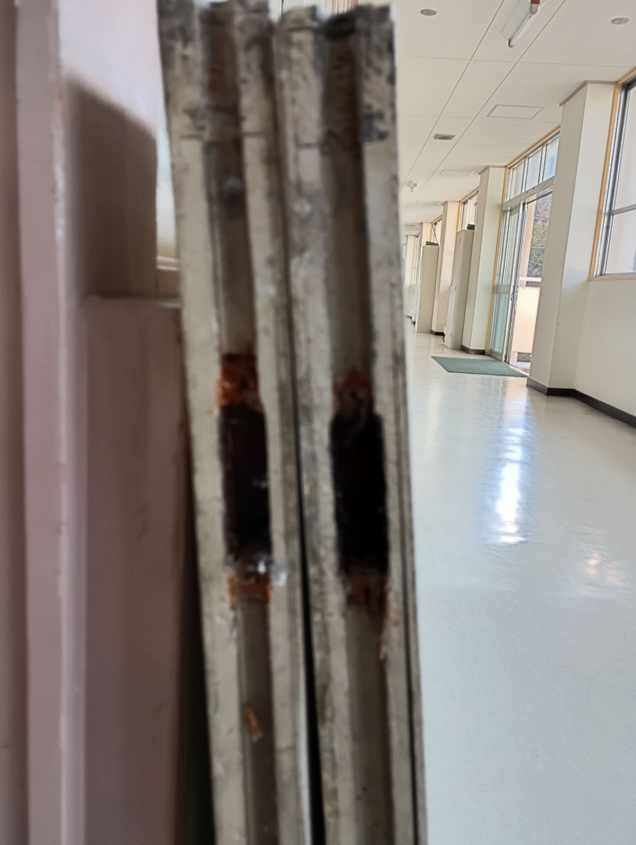 小島硝子の経年劣化で動きが悪くなった戸車を交換。の施工前の写真2