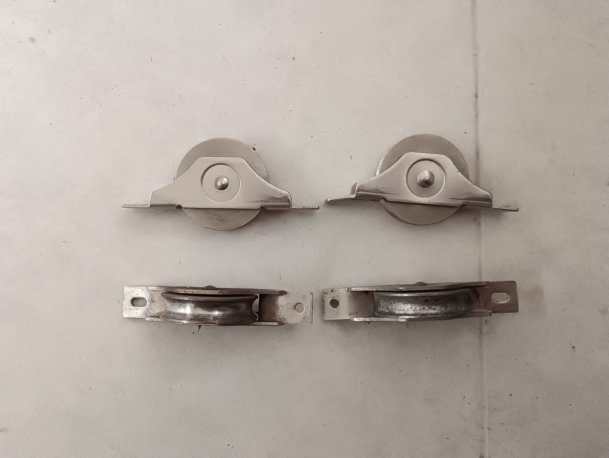 小島硝子の経年劣化で動きが悪くなった戸車を交換。の施工前の写真3